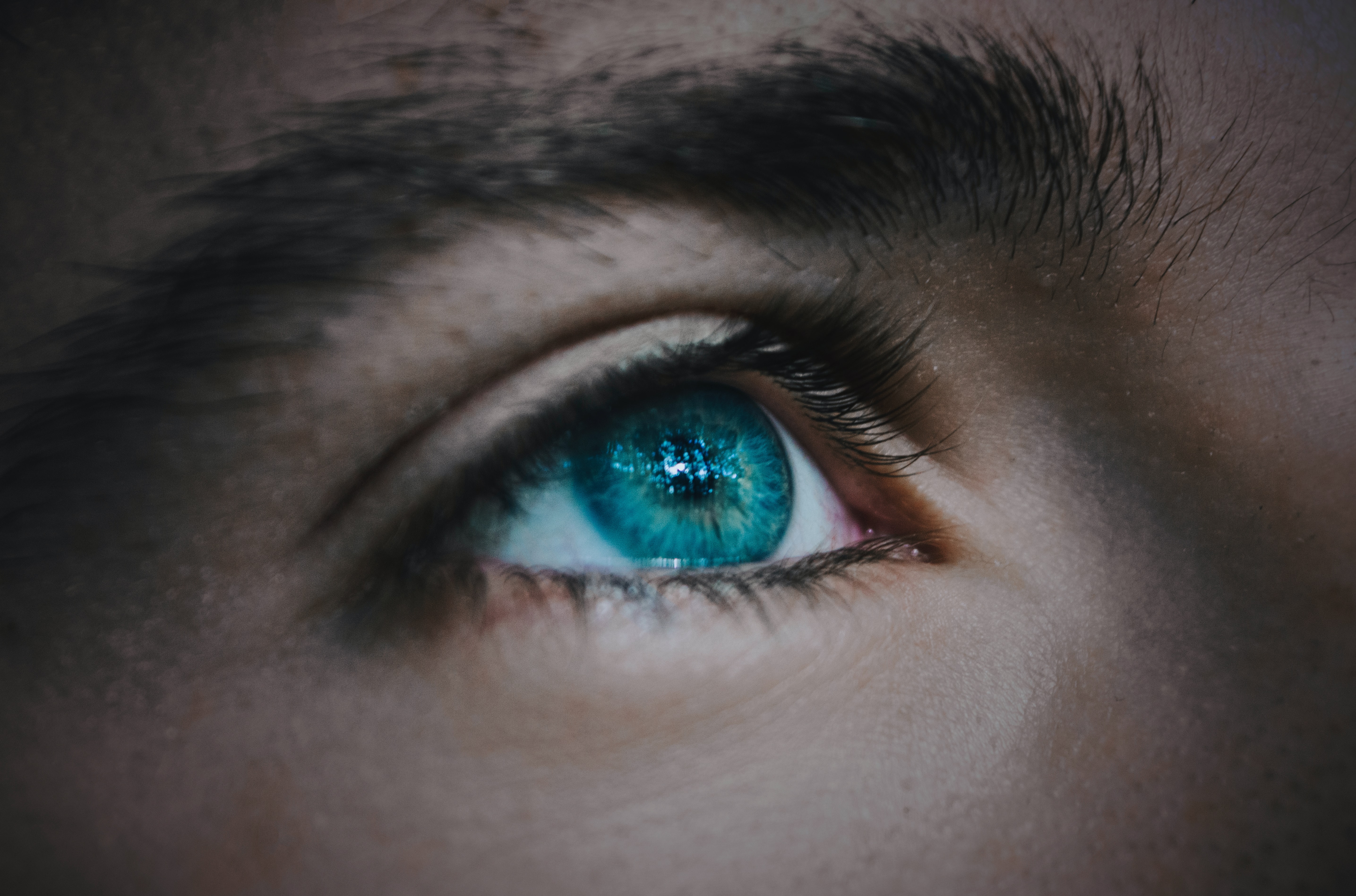 Его глаза напротив цвета моря. Голубые глаза. Голубые глаза мужские. Синие глаза. Красивые глаза.
